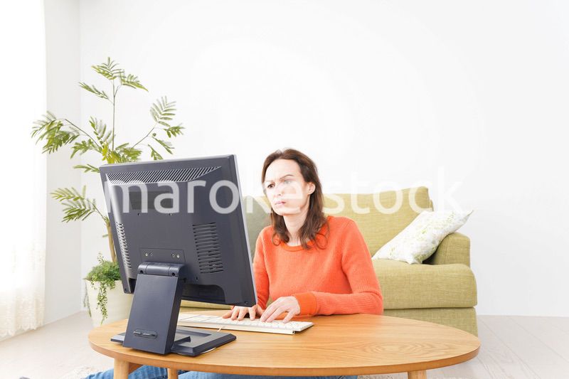 自宅でパソコンを使う若い女性