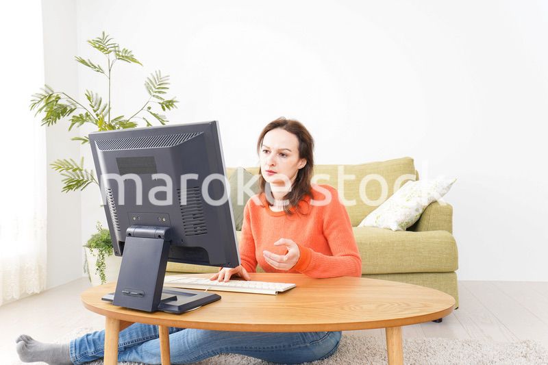 自宅でパソコンを使う若い女性