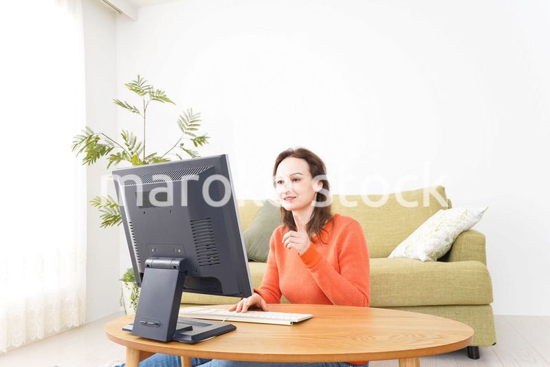 自宅でパソコンを使う若い女性