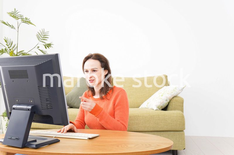 自宅でパソコンを使う若い女性