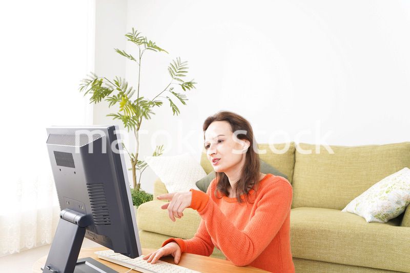 自宅でパソコンを使う若い女性