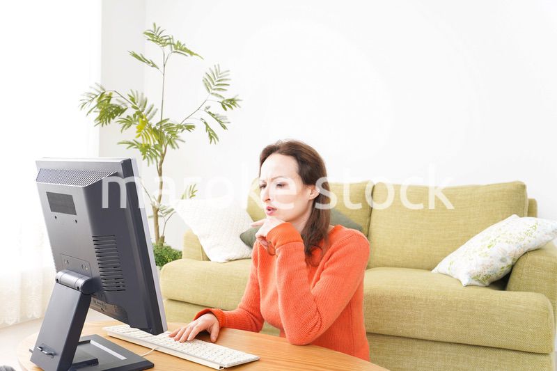 自宅でパソコンを使う若い女性