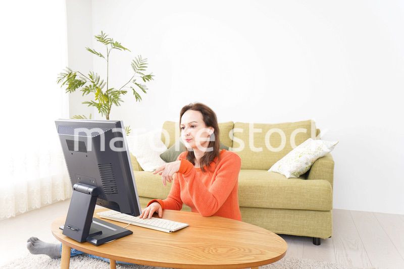 自宅でパソコンを使う若い女性