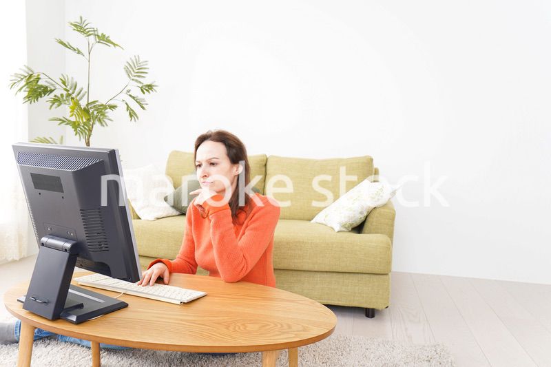 自宅でパソコンを使う若い女性