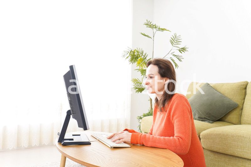 自宅でパソコンを使う若い女性