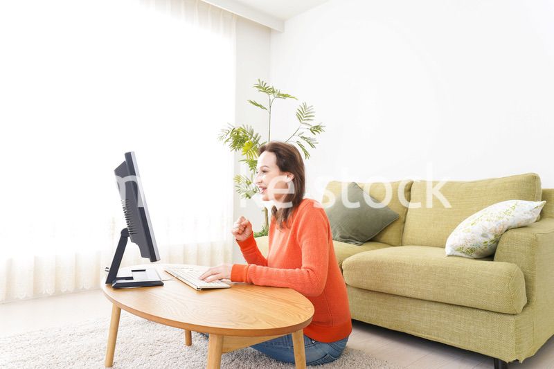 自宅でパソコンを使う若い女性