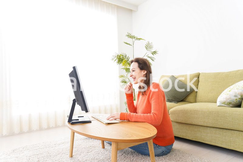 自宅でパソコンを使う若い女性