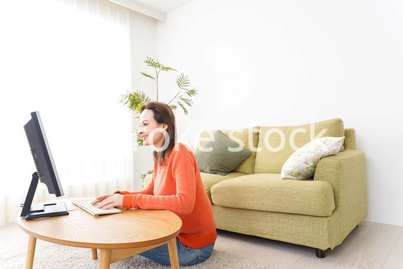 自宅でパソコンを使う若い女性