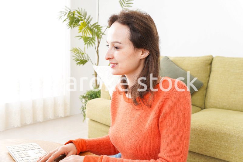 自宅でパソコンを使う若い女性