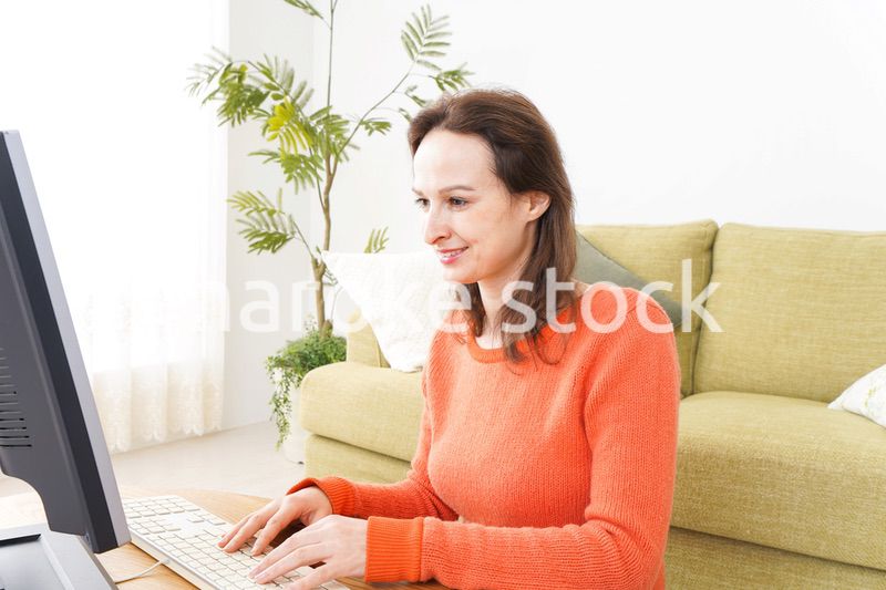 自宅でパソコンを使う若い女性