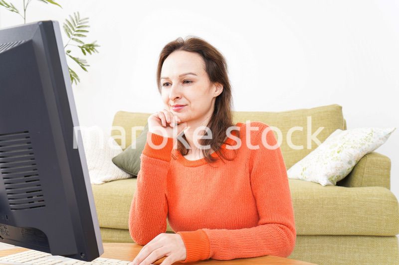 自宅でパソコンを使う若い女性