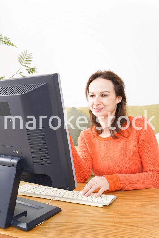 自宅でパソコンを使う若い女性