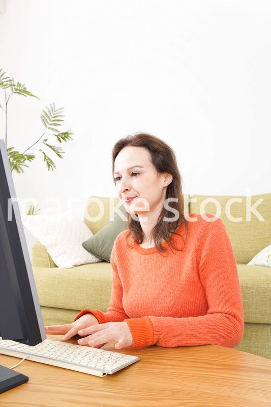 自宅でパソコンを使う若い女性