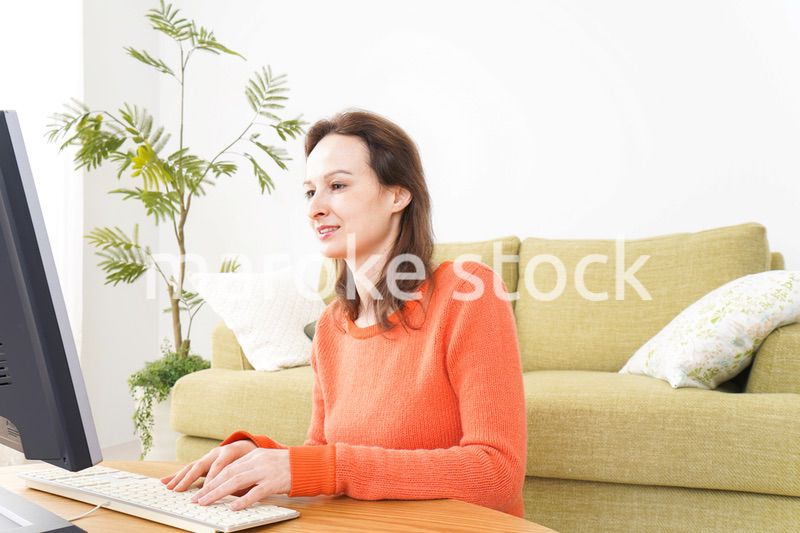 自宅でパソコンを使う若い女性