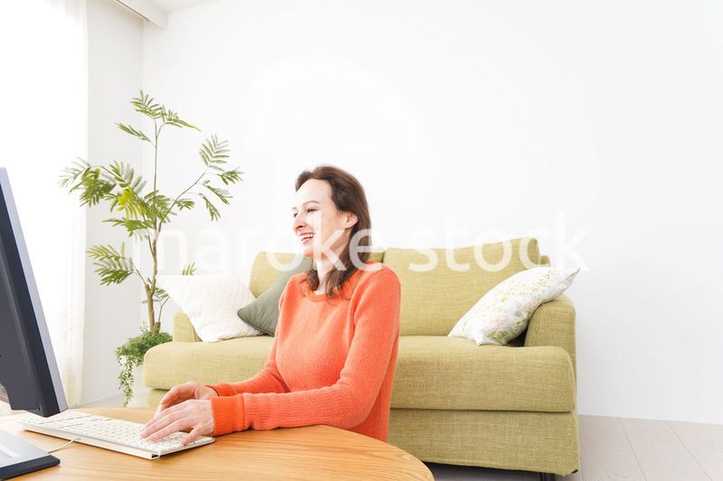 自宅でパソコンを使う若い女性