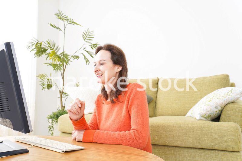 自宅でパソコンを使う若い女性