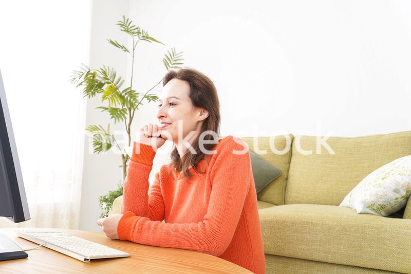 自宅でパソコンを使う若い女性