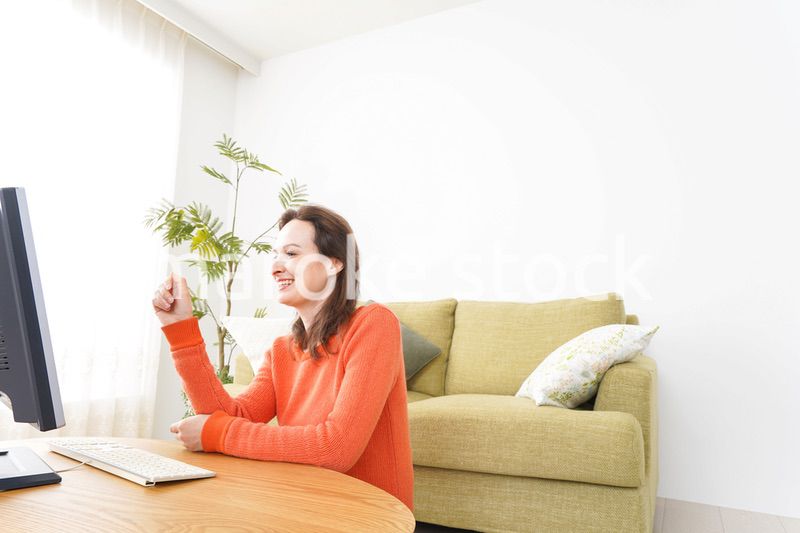 自宅でパソコンを使う若い女性