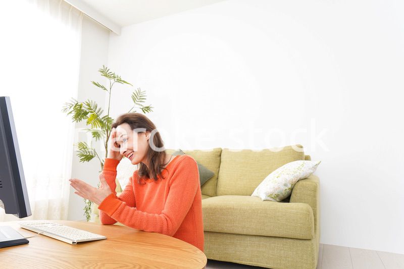 自宅でパソコンを使う若い女性