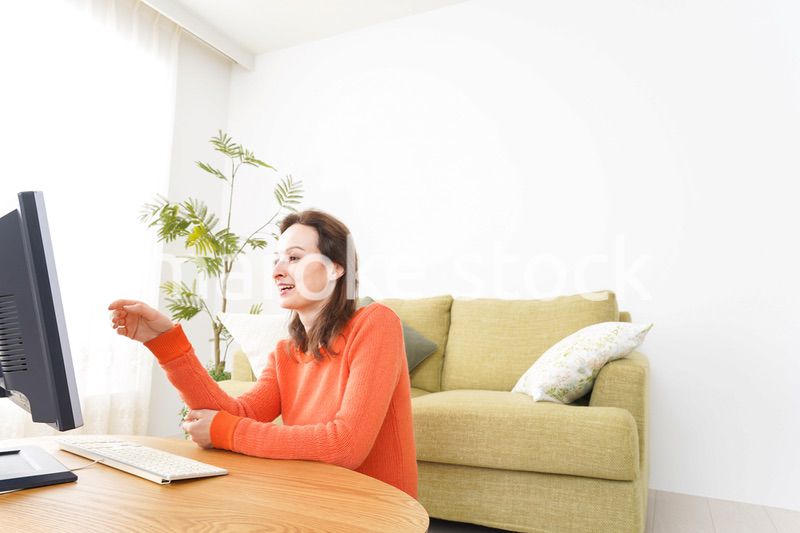 自宅でパソコンを使う若い女性