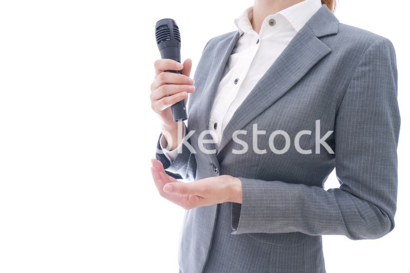 プレゼンテーションをするスーツを着たビジネスウーマン