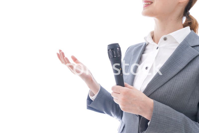 プレゼンテーションをするスーツを着たビジネスウーマン
