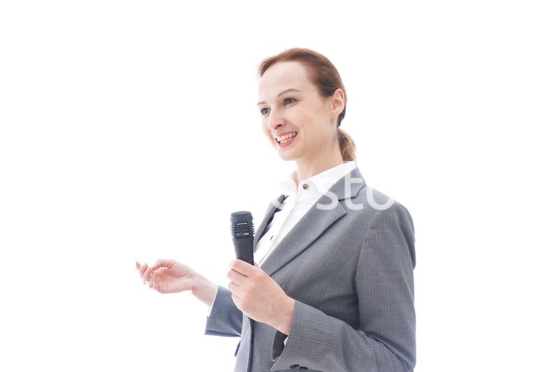 プレゼンテーションをするスーツを着たビジネスウーマン