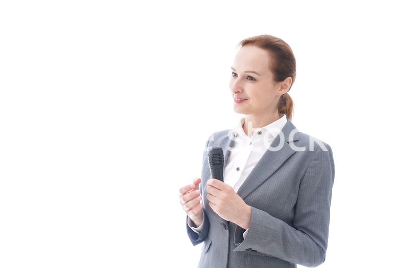 プレゼンテーションをするスーツを着たビジネスウーマン