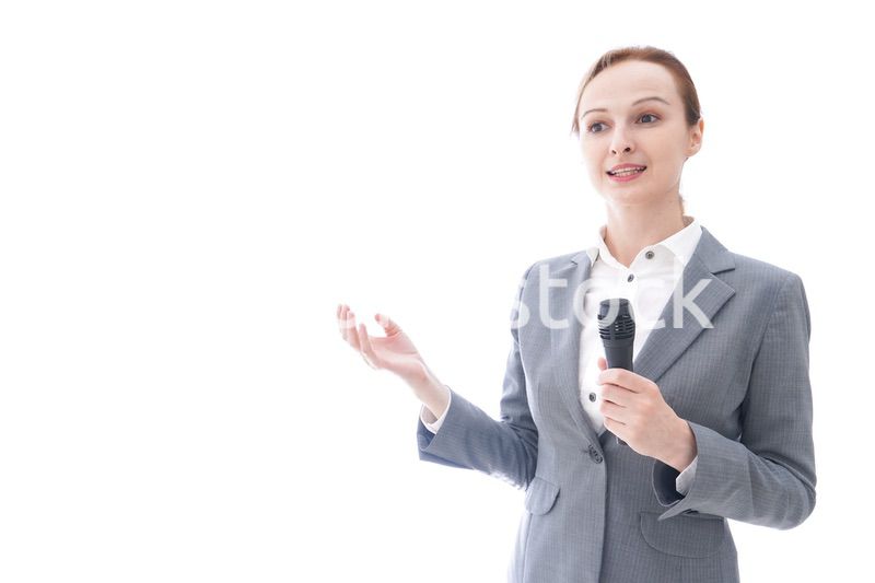 プレゼンテーションをするスーツを着たビジネスウーマン