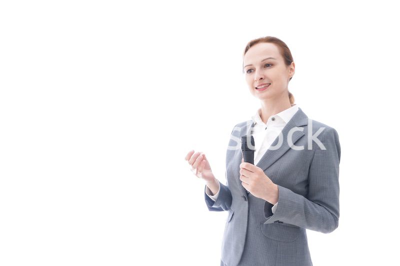 プレゼンテーションをするスーツを着たビジネスウーマン