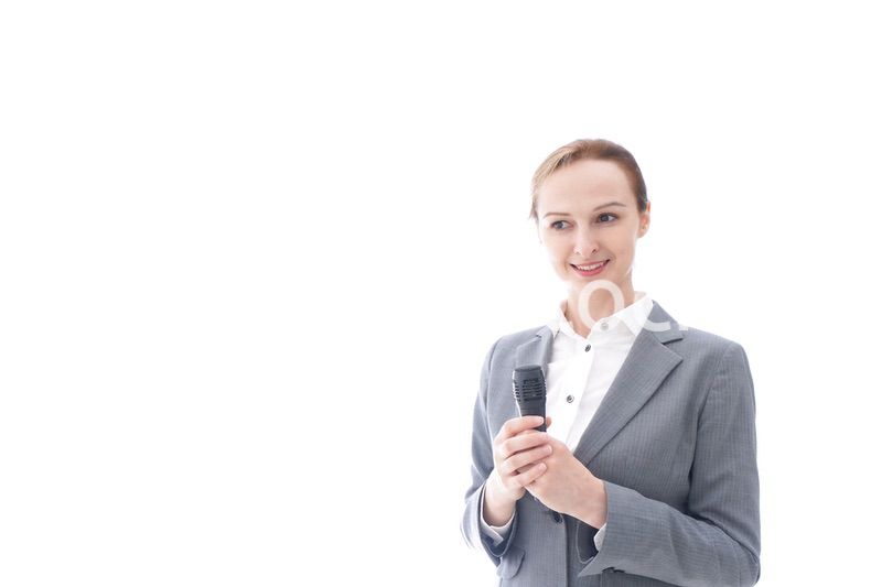 プレゼンテーションをするスーツを着たビジネスウーマン