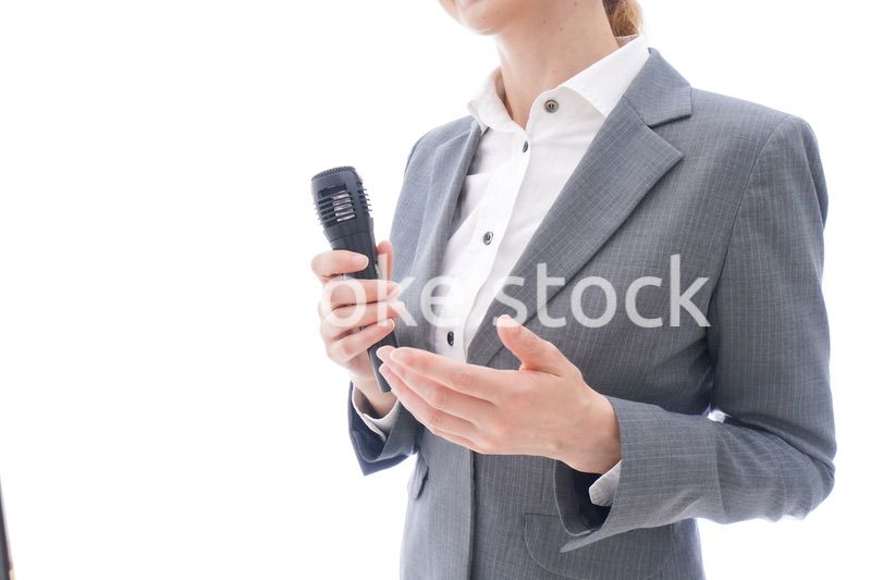 プレゼンテーションをするスーツを着たビジネスウーマン