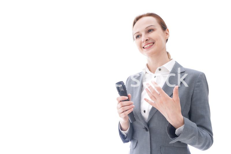 プレゼンテーションをするスーツを着たビジネスウーマン