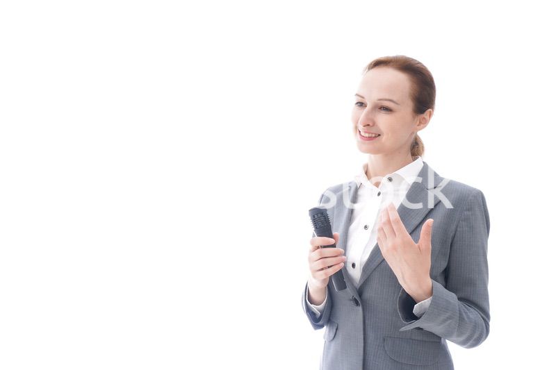 プレゼンテーションをするスーツを着たビジネスウーマン