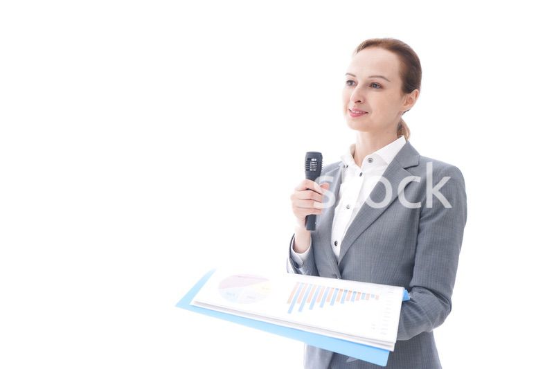 プレゼンテーションをするスーツを着たビジネスウーマン