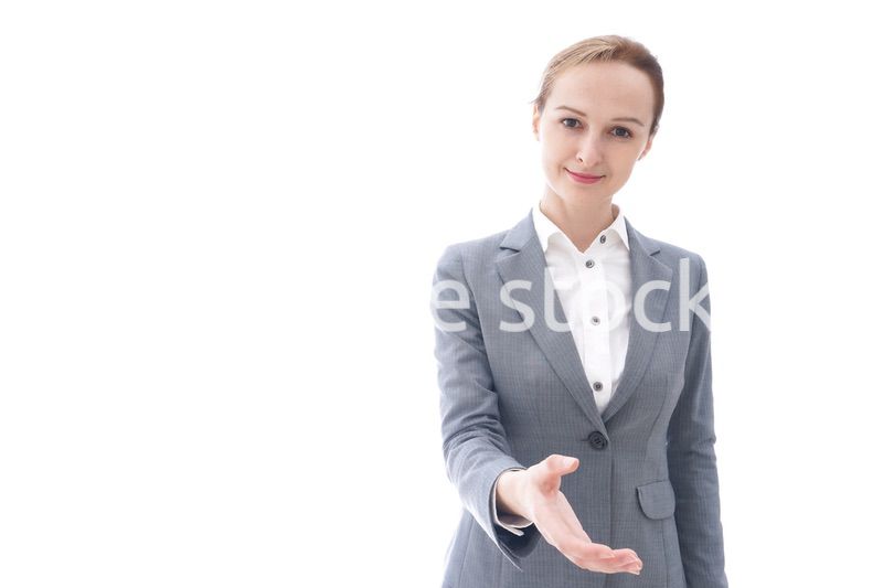 握手をするスーツを着たビジネスウーマン