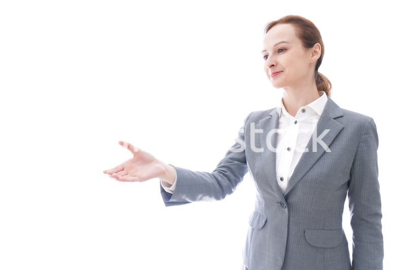 握手をするスーツを着たビジネスウーマン