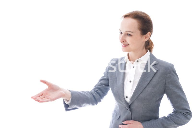 握手をするスーツを着たビジネスウーマン