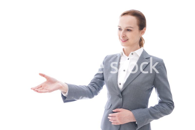 握手をするスーツを着たビジネスウーマン