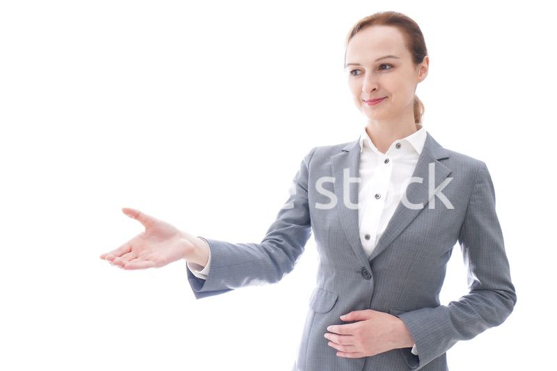 握手をするスーツを着たビジネスウーマン