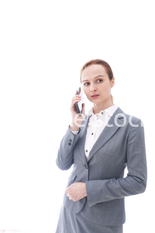 スマートフォンを使うスーツを着たビジネスウーマン