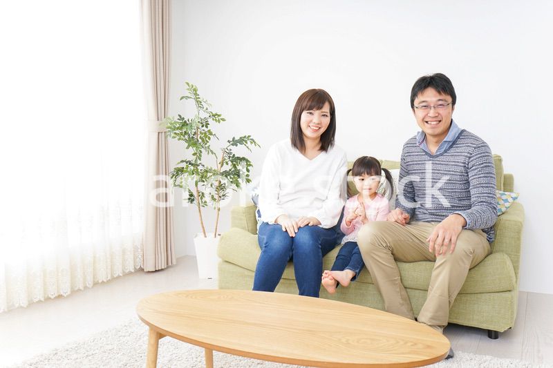 家族と家で過ごす幸せなファミリー