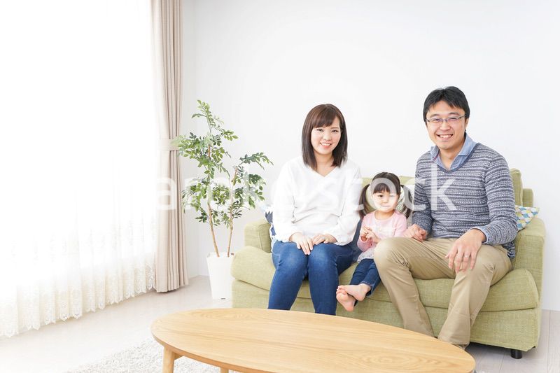 家族と家で過ごす幸せなファミリー