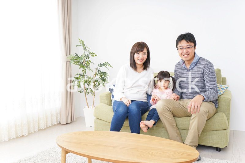 家族と家で過ごす幸せなファミリー