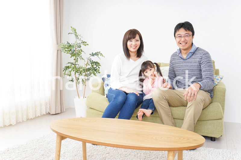家族と家で過ごす幸せなファミリー
