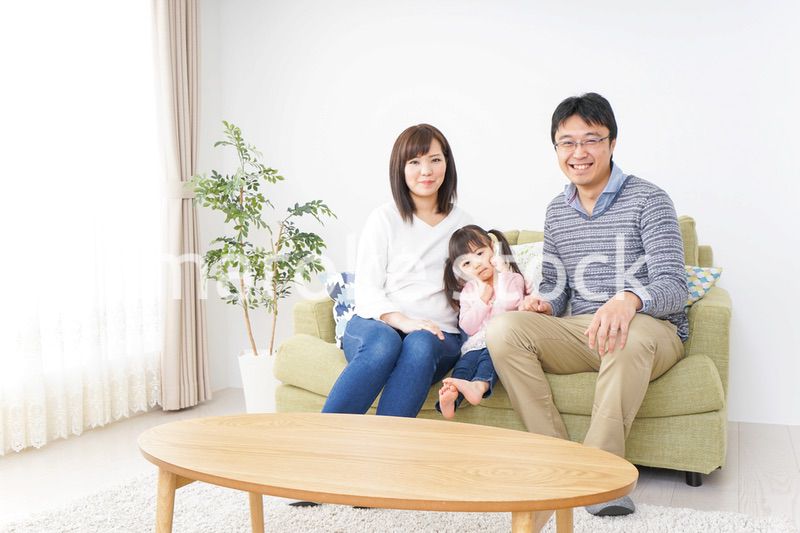 家族と家で過ごす幸せなファミリー