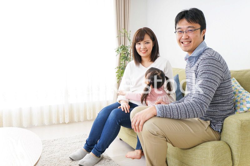 家族と家で過ごす幸せなファミリー