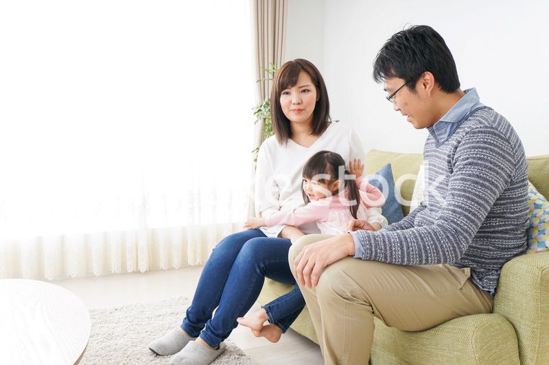 家族と家で過ごす幸せなファミリー