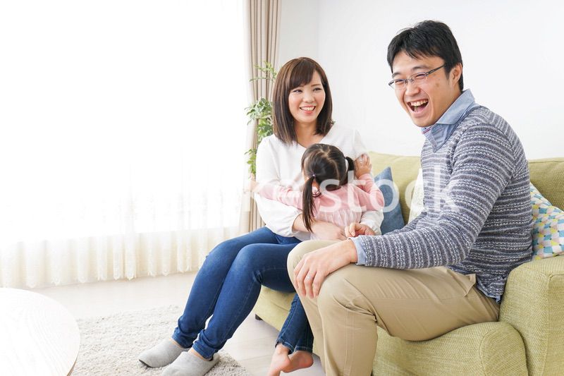 家族と家で過ごす幸せなファミリー