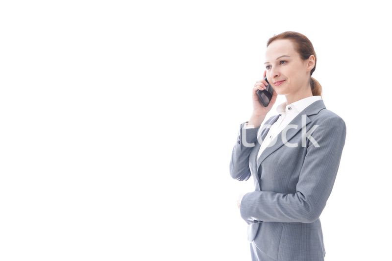 スマートフォンを使うスーツを着たビジネスウーマン